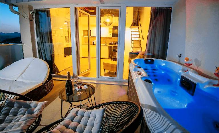Apartment Velvet Studio Apartment with Hot Tub