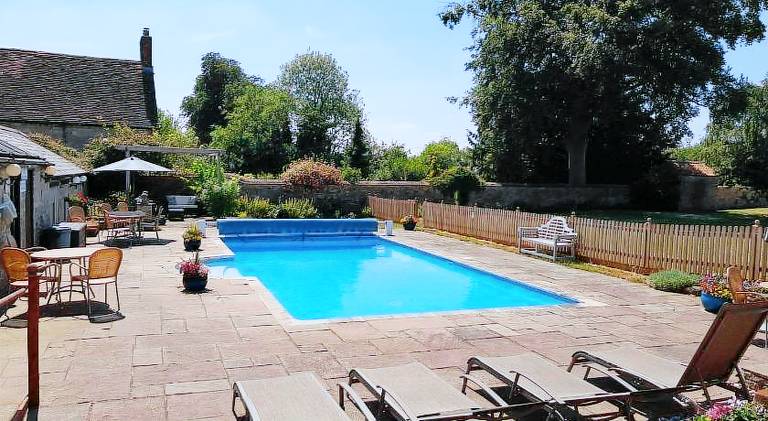 House with pool — photo 4