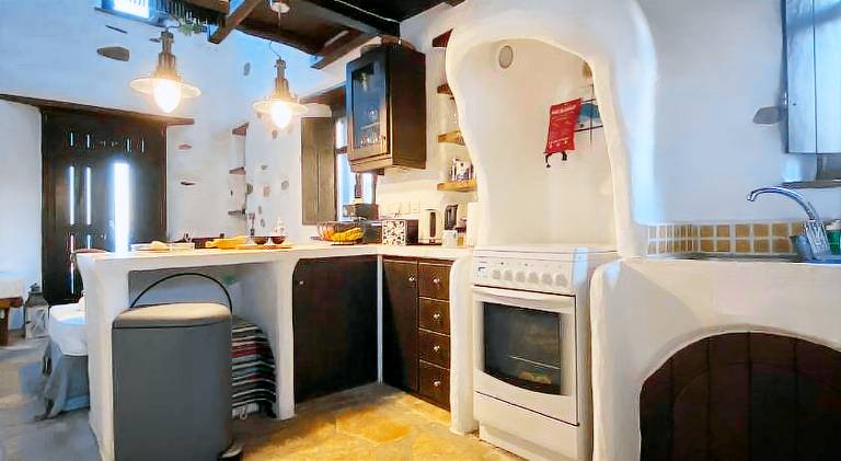 Villa with patio, BBQ & yard | Pets allowed — photo 3