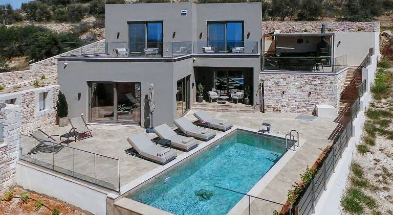 Villa with private pool, terrace & barbecue in Heraklion