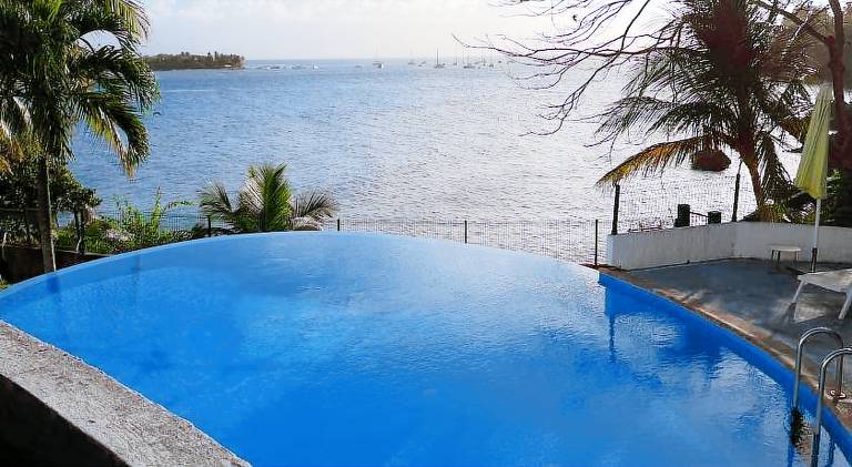 Rental apartment with private pool, barbeque & patio | Next to the beach | Pets allowed in Le Gosier