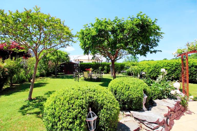 Gite with grill, terrace & garden — photo 4