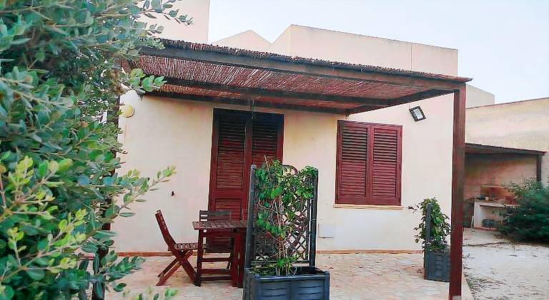 Holiday apartment with barbecue & yard in Marsala