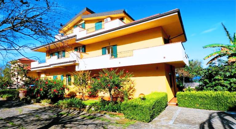Apartment with barbeque, patio & garden in Ricadi