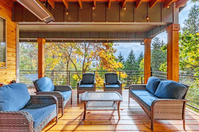 House with yard & private pool in Hood River, OR
