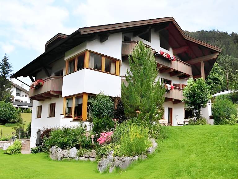 Apartment with patio & yard | Dogs allowed in See