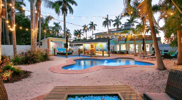 House with pool in Bradenton, FL