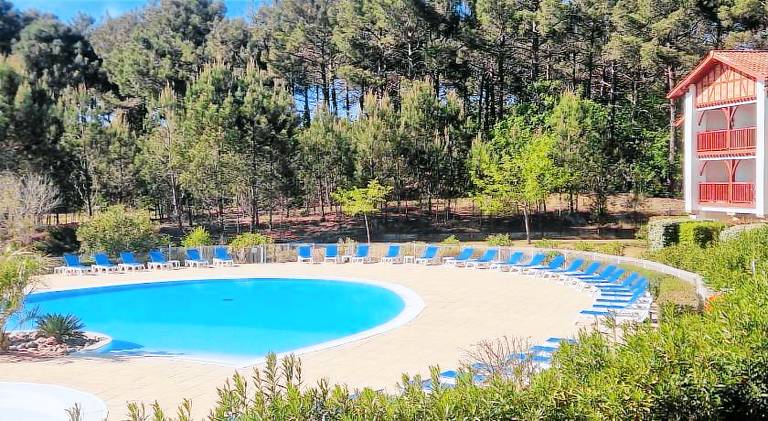 Apartment with pool in Biscarrosse