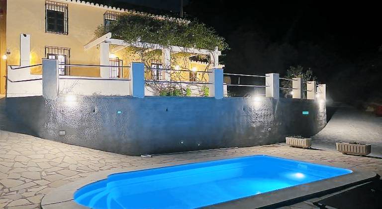 House with hot tub, pool & yard — photo 3