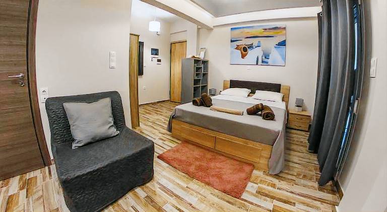 Holiday apartment with hot tub, yard & patio | Near Acropolis Museum in Athens