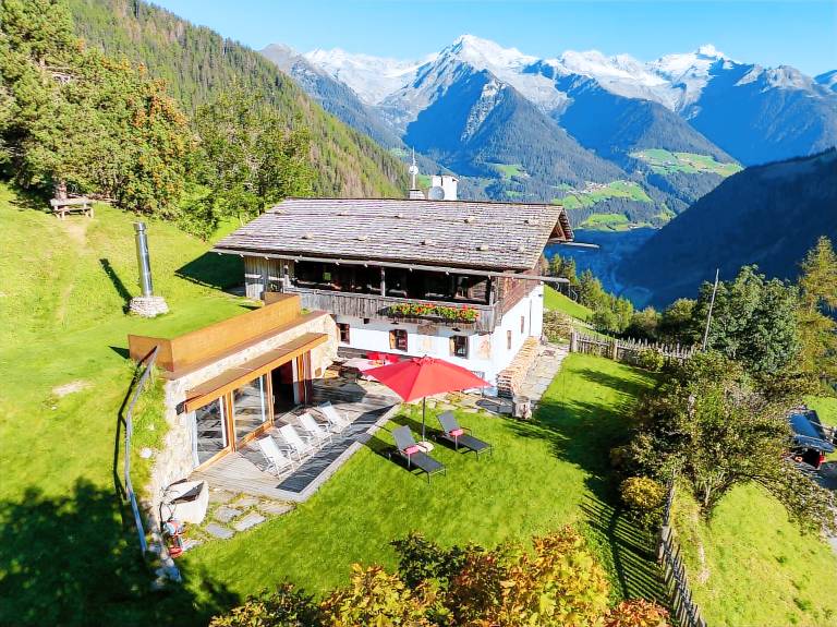 Fully equipped pleasant chalet with patio, BBQ & yard | Dogs allowed — photo 3