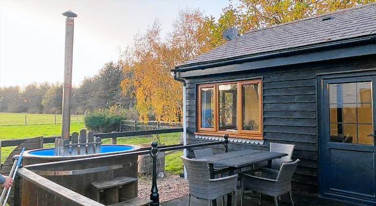 House with hot tub — photo 5