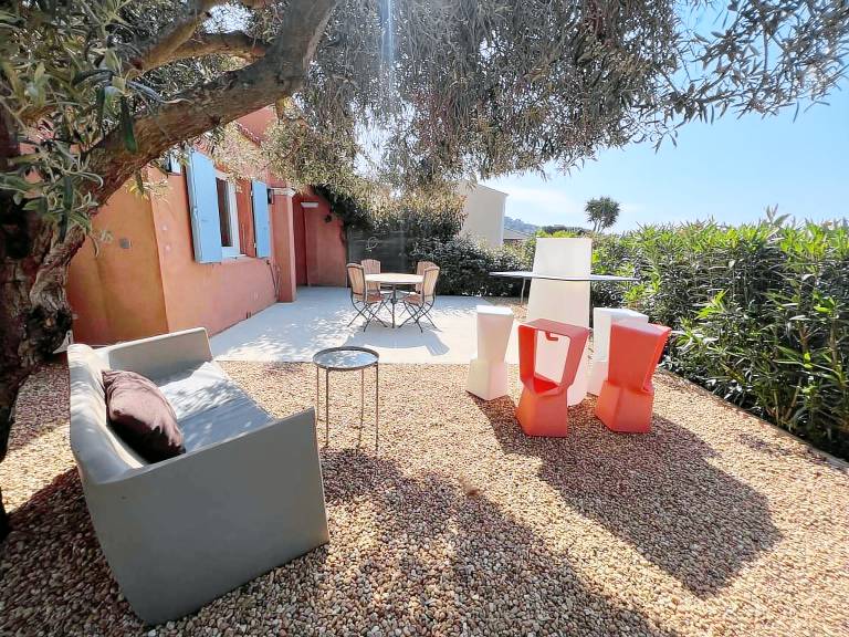 House with pool & yard — photo 3