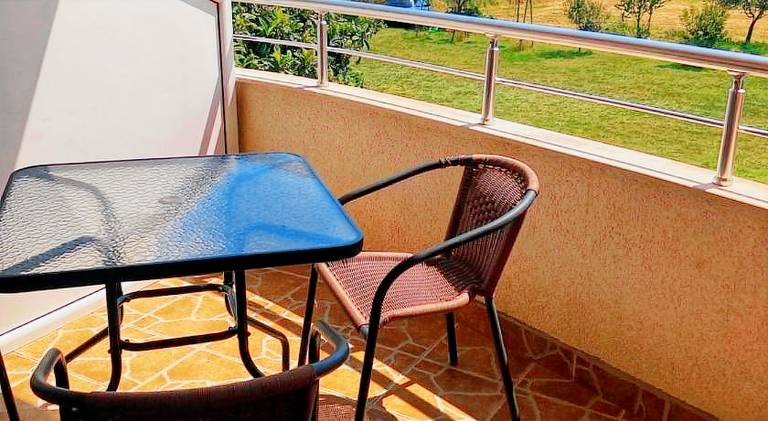 Apartment with terrace, grill & yard — photo 4