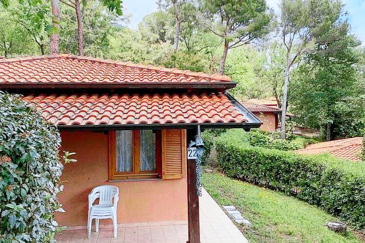 Bungalow with pool, garden & patio — photo 2