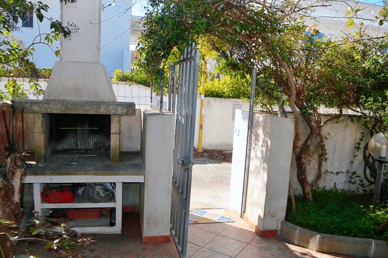 House with yard & grill — photo 2