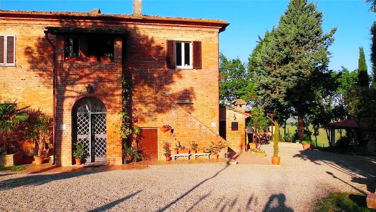 Agriturismo La Terra: Casa Bacco camera matrimoniale con ingresso indipendente, bagno privato, zona giorno e spazio esterno arredato- aria condizionata — photo 5