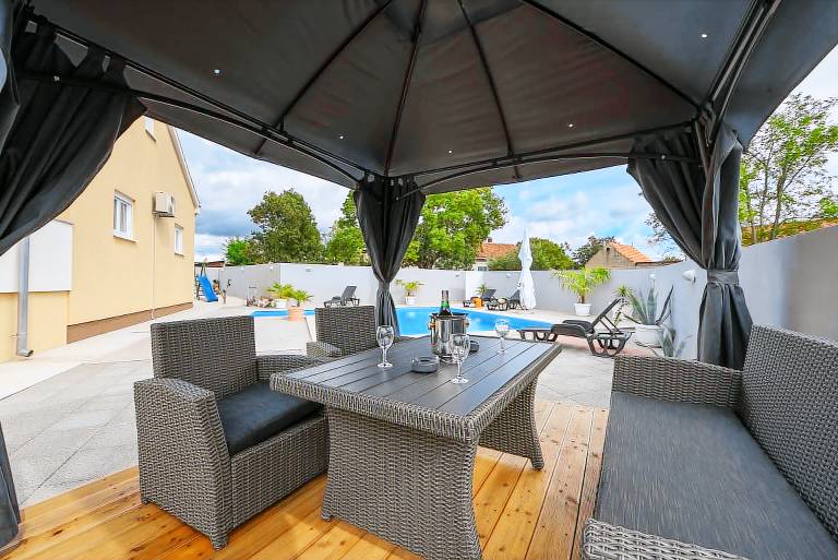 Child-friendly spacious villa with private pool, grill & yard | Pets allowed — photo 5