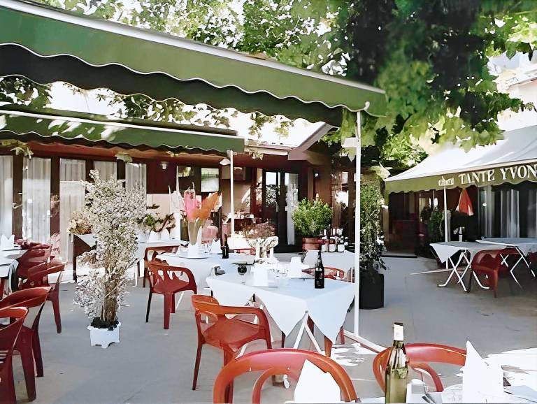 Logis Hotel Tante Yvonne & son restaurant semi-gastronomique - Lyon Nord in Villars