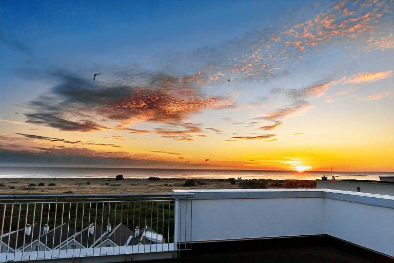 Moderne Ferienwohnung, Kamin, Sauna, großer Balkon, Meerblick, strandnah in Wangerland
