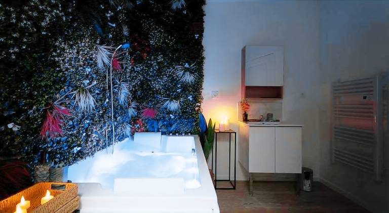 Nice holiday apartment with hot tub | Next to Basilica of St. Michael | Pets allowed — photo 3