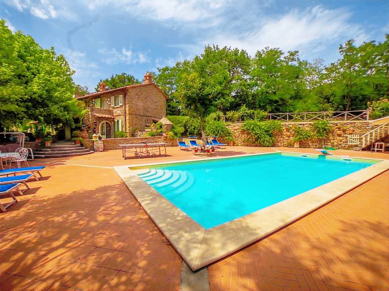 Vacation home with BBQ, yard & private pool | Nature view — photo 5