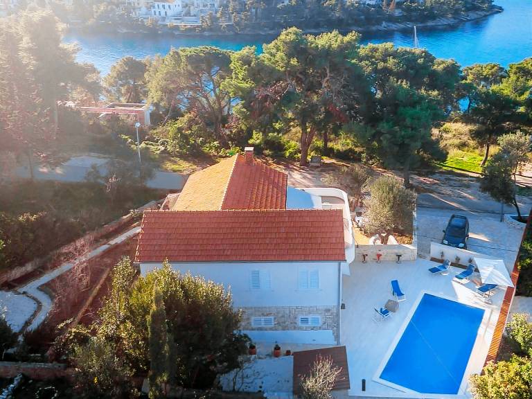Vacation home with private pool, yard & barbeque — photo 4