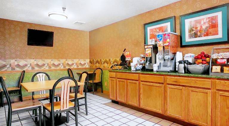 Super 8 By Wyndham Peoria East — photo 4