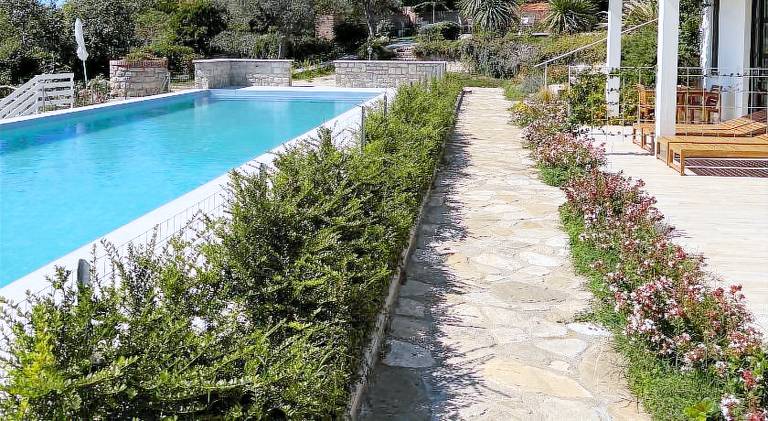 Farm with yard, terrace & pool | Pet-friendly — photo 3