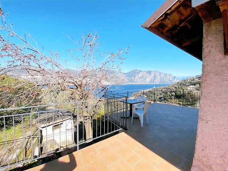 Apartment 'Olive Grove House' with Lake View, Private Terrace and Shared Garden — photo 2