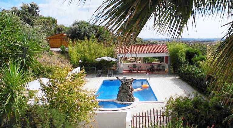 Vacation home with jacuzzi, garden & private pool — photo 5