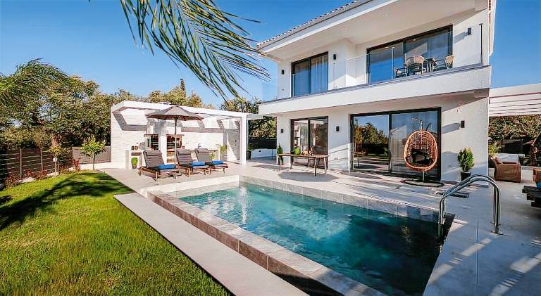 Fully equipped nice villa with patio, private pool & barbecue | Next to the beach | Suitable for remote work | Pet-friendly in Zakynthos