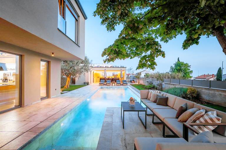 Villa with pool, BBQ & terrace — photo 4