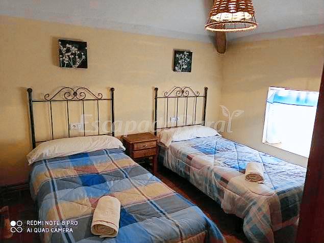 Cottage with yard, pool & patio | Mountain view — photo 4