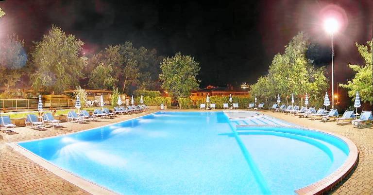 Apartment with pool — photo 2