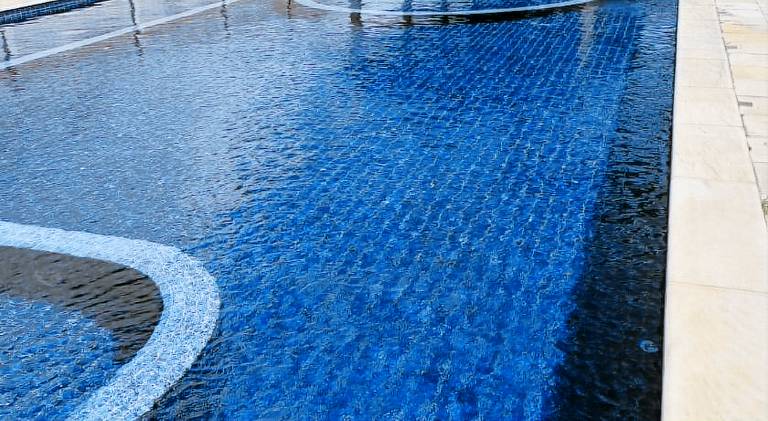 Apartment with pool — photo 3