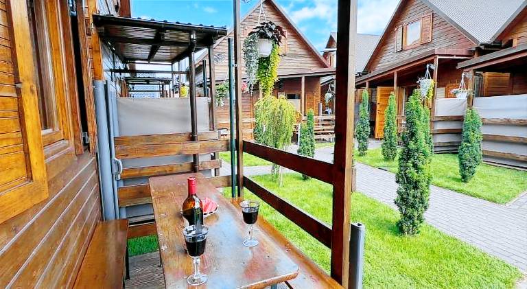 Vacation home with patio, barbeque & yard — photo 5