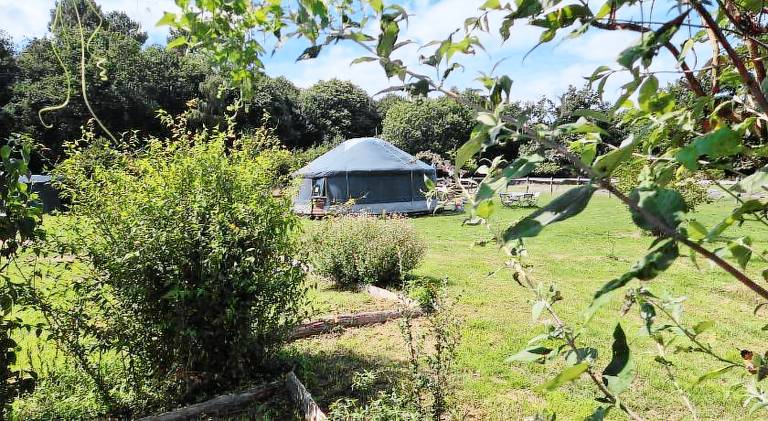 Lodge with garden, BBQ & terrace in Chinon