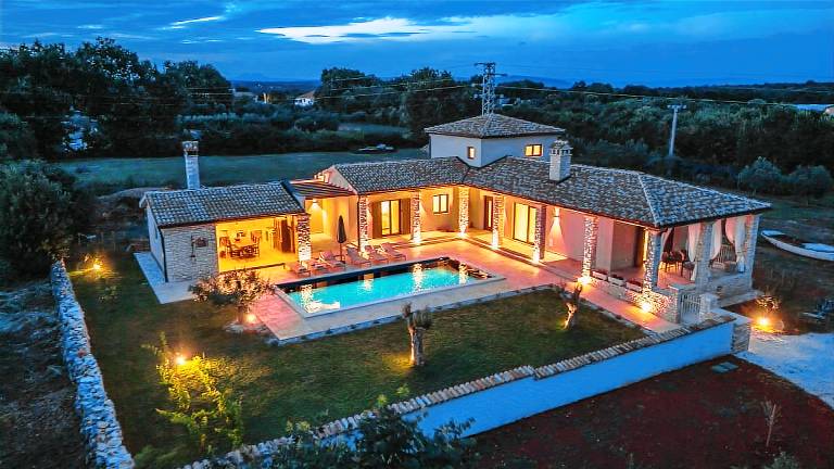 Villa with barbeque, terrace & private pool | Pets allowed — photo 3