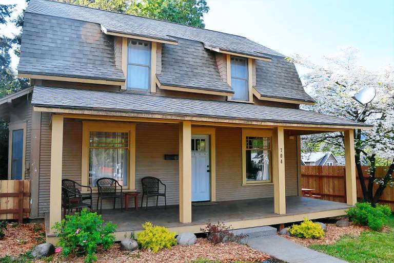 LUCKY! You Score a Straight Flush When You Book This Home! Walk to Downtown Hood River — photo 2