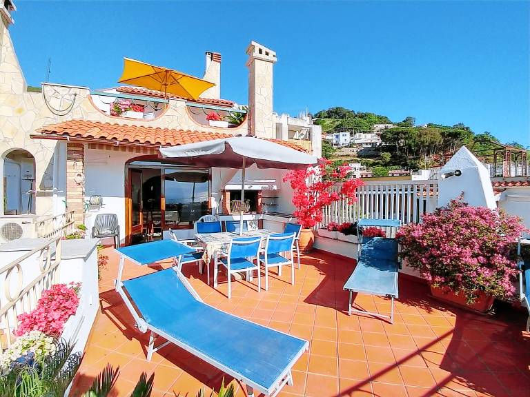 Wohnung mit großer Terrasse und Meerblick — photo 2