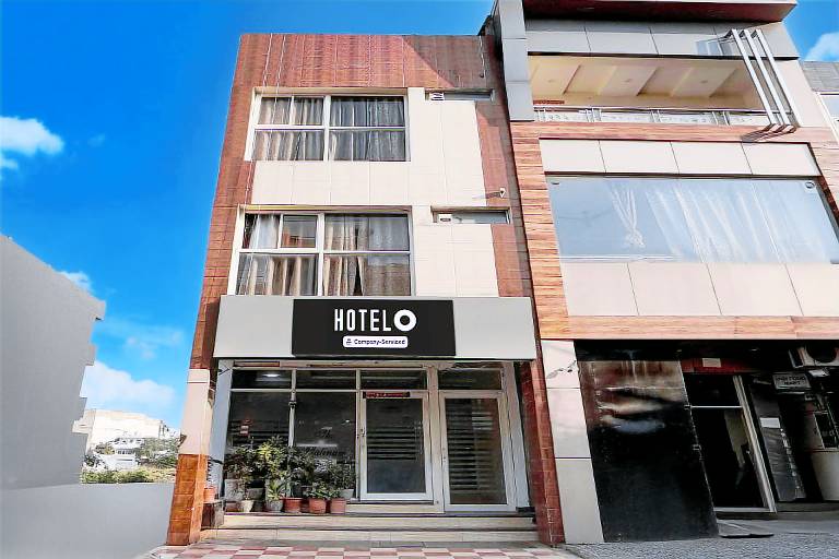Super Hotel O by OYO Zirakpur City Court Complex Formerly The Platinum