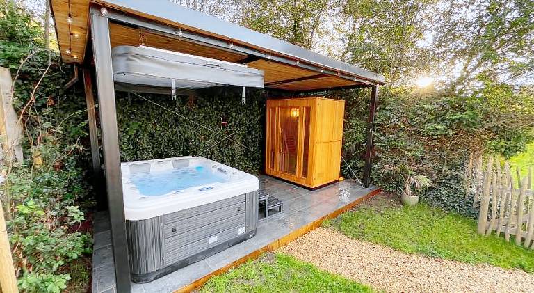 Holiday apartment with hot tub in Namur