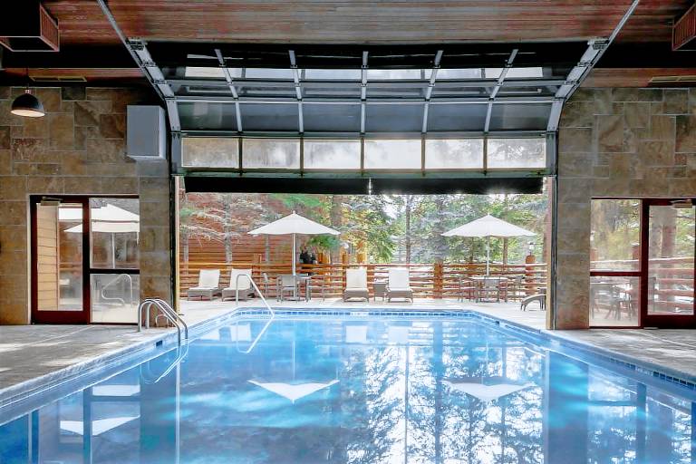 Lodge with jacuzzi & pool in Jackson, WY