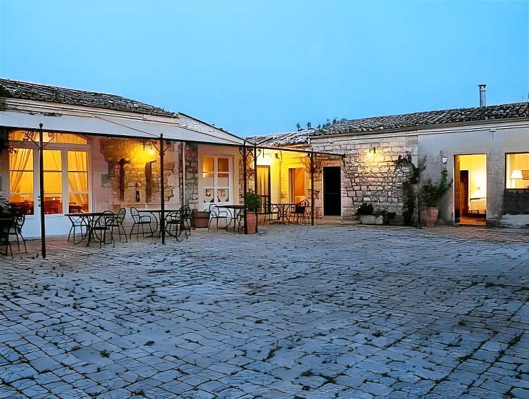 Farm with terrace, pool & yard in Pozzallo