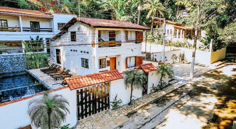 Beautiful lodge with pool & barbeque | Next to the beach | Dogs allowed in Caraguatatuba