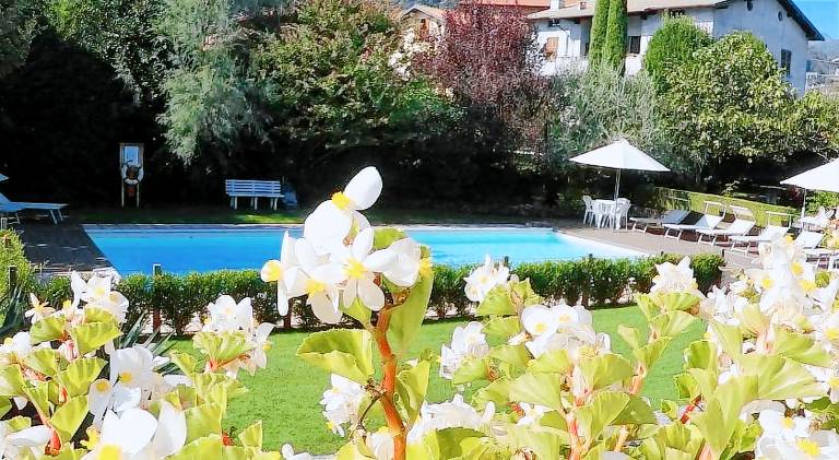 Rental apartment with BBQ, patio & private pool in Gravedona