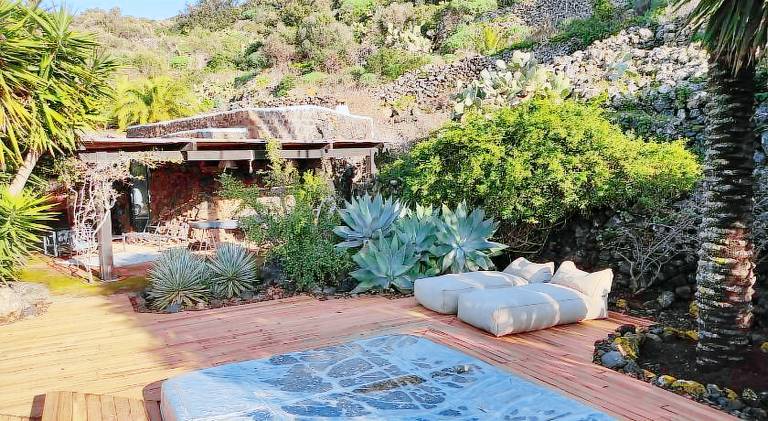 Vacation home with jacuzzi & pool — photo 2