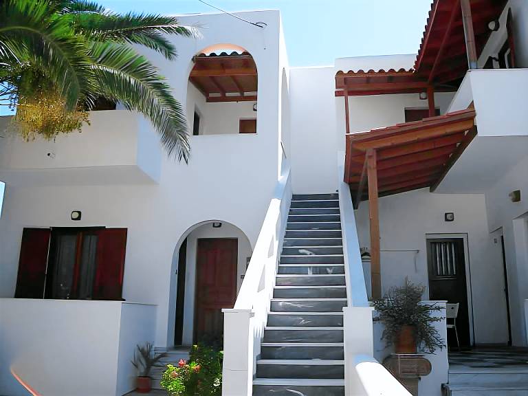 Holiday apartment with garden & patio | Close to the beach | Pets are welcome in Syros