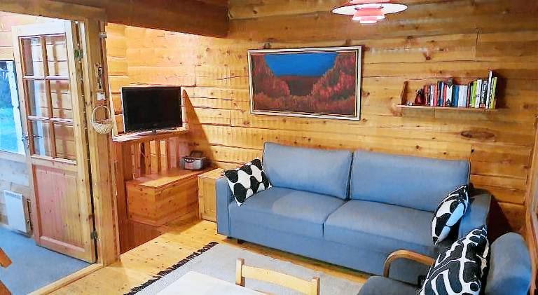 Chalet with patio, BBQ & yard | Dogs allowed — photo 2